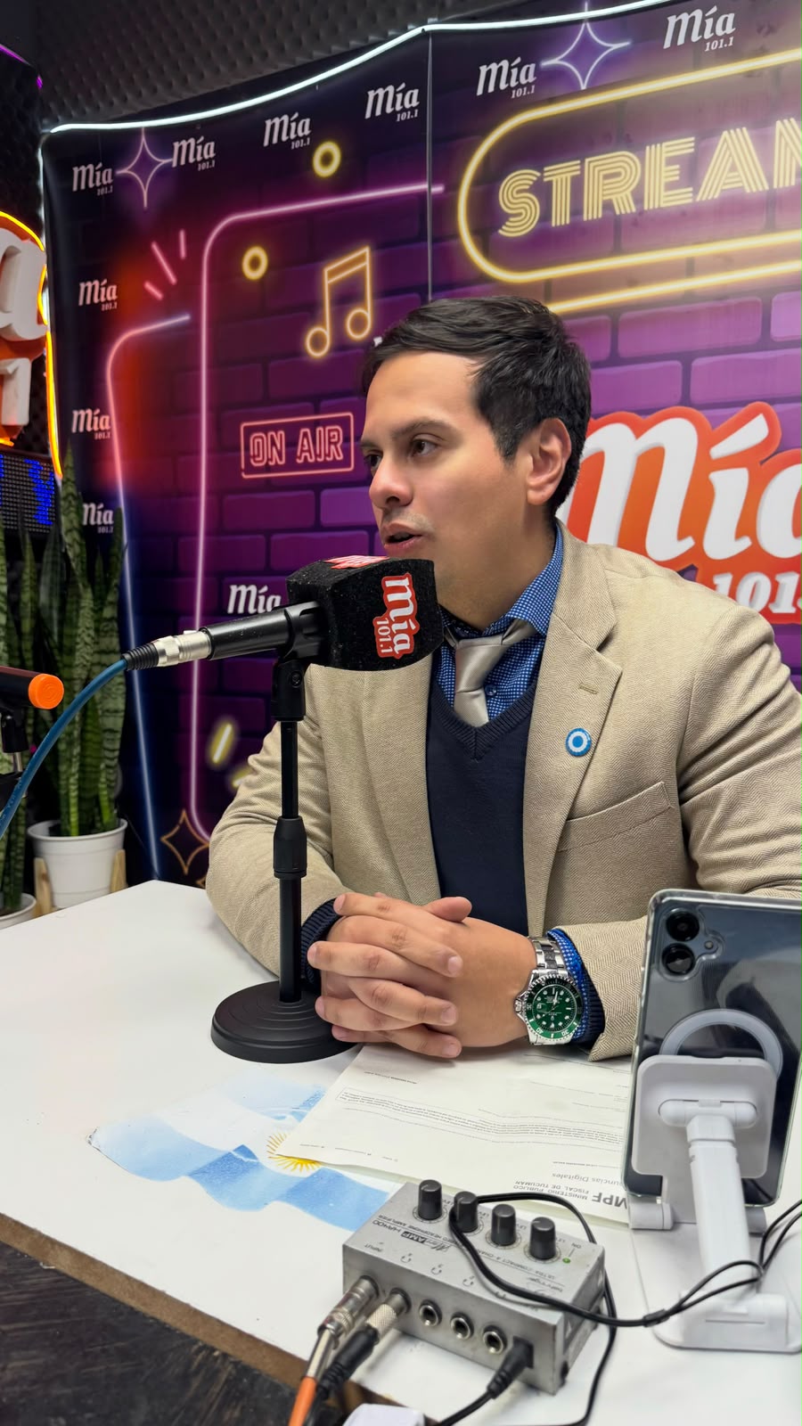 Juan Guerrero en el estudio de radio durante una entrevista