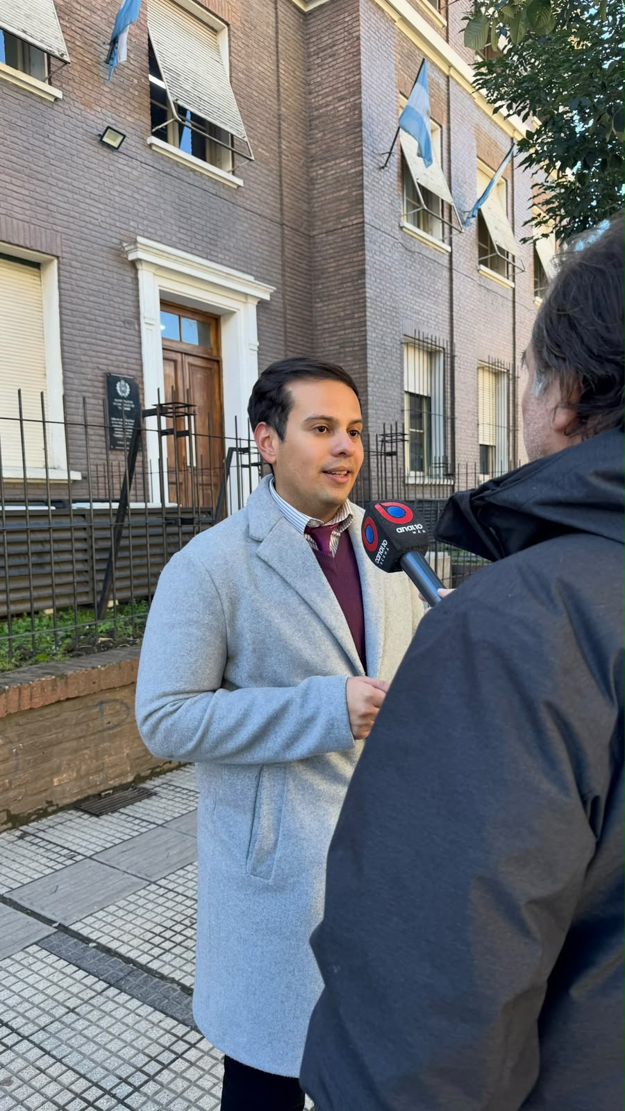 Juan Guerrero declarando ante un movil de television en la puerta de tribunales