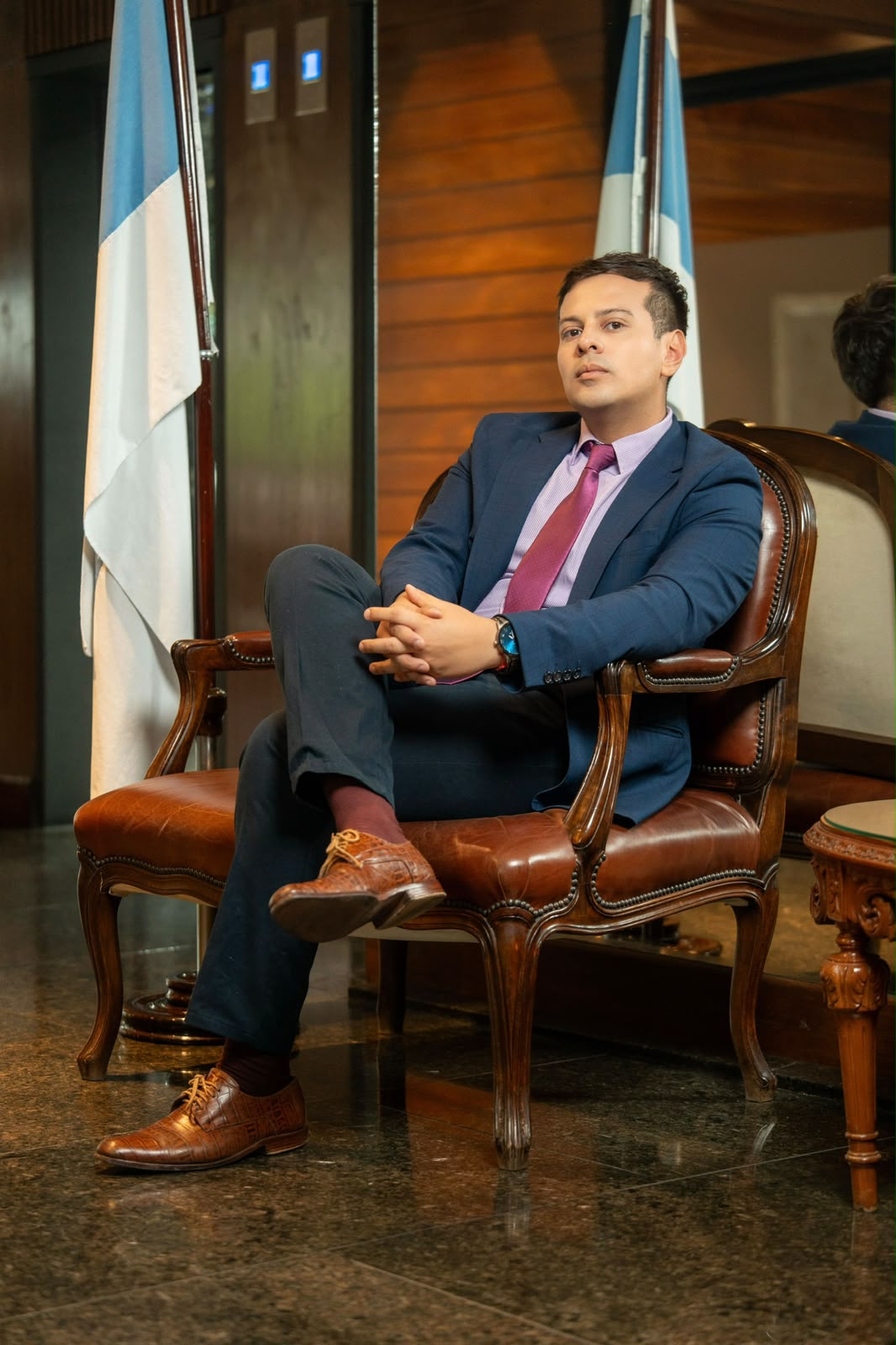 El Dr. Juan Guerrero en una sala del estudio juridico