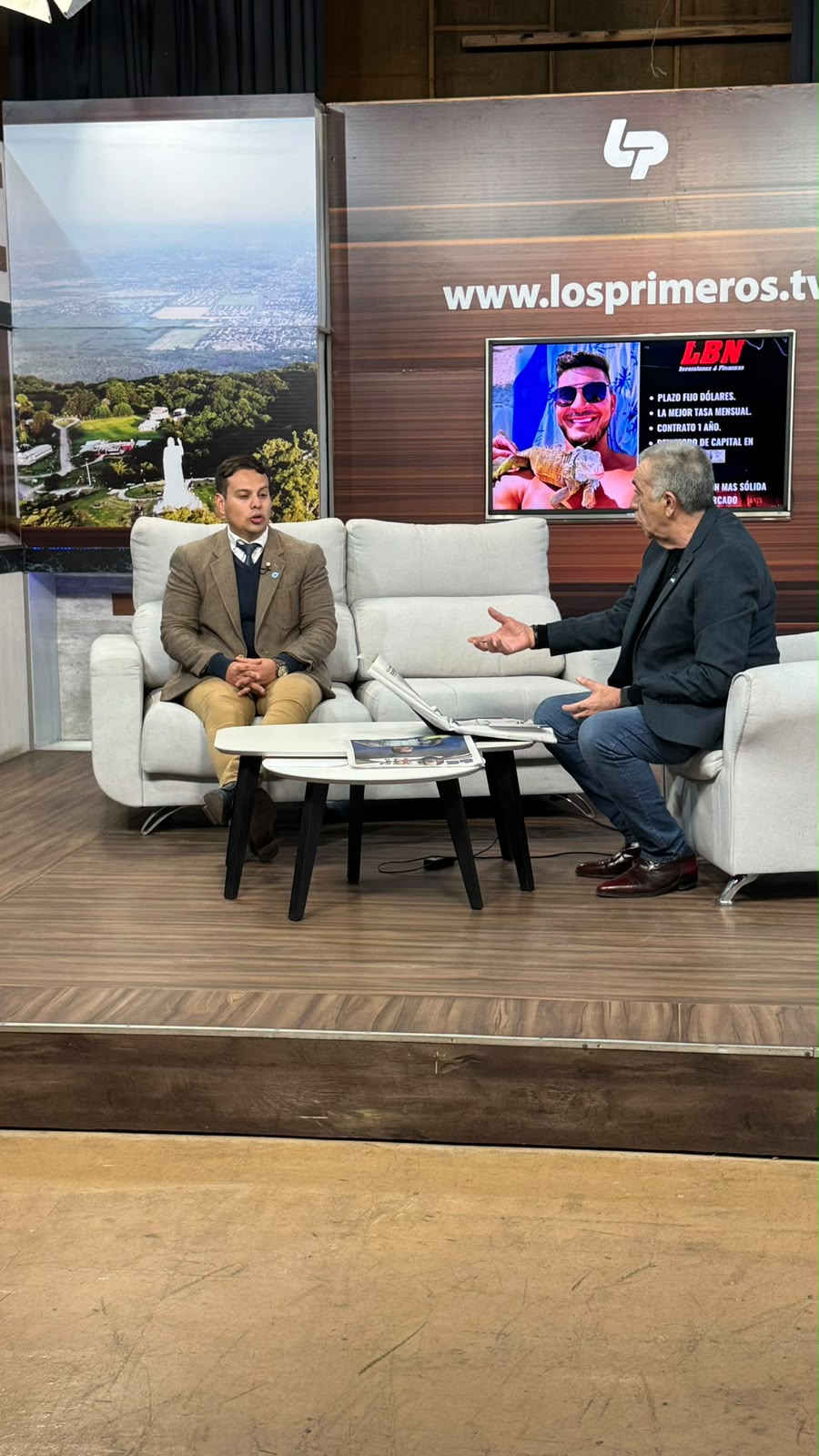 El Dr. Juan Guerrero durante una entrevista en el set de Los Primeros TV