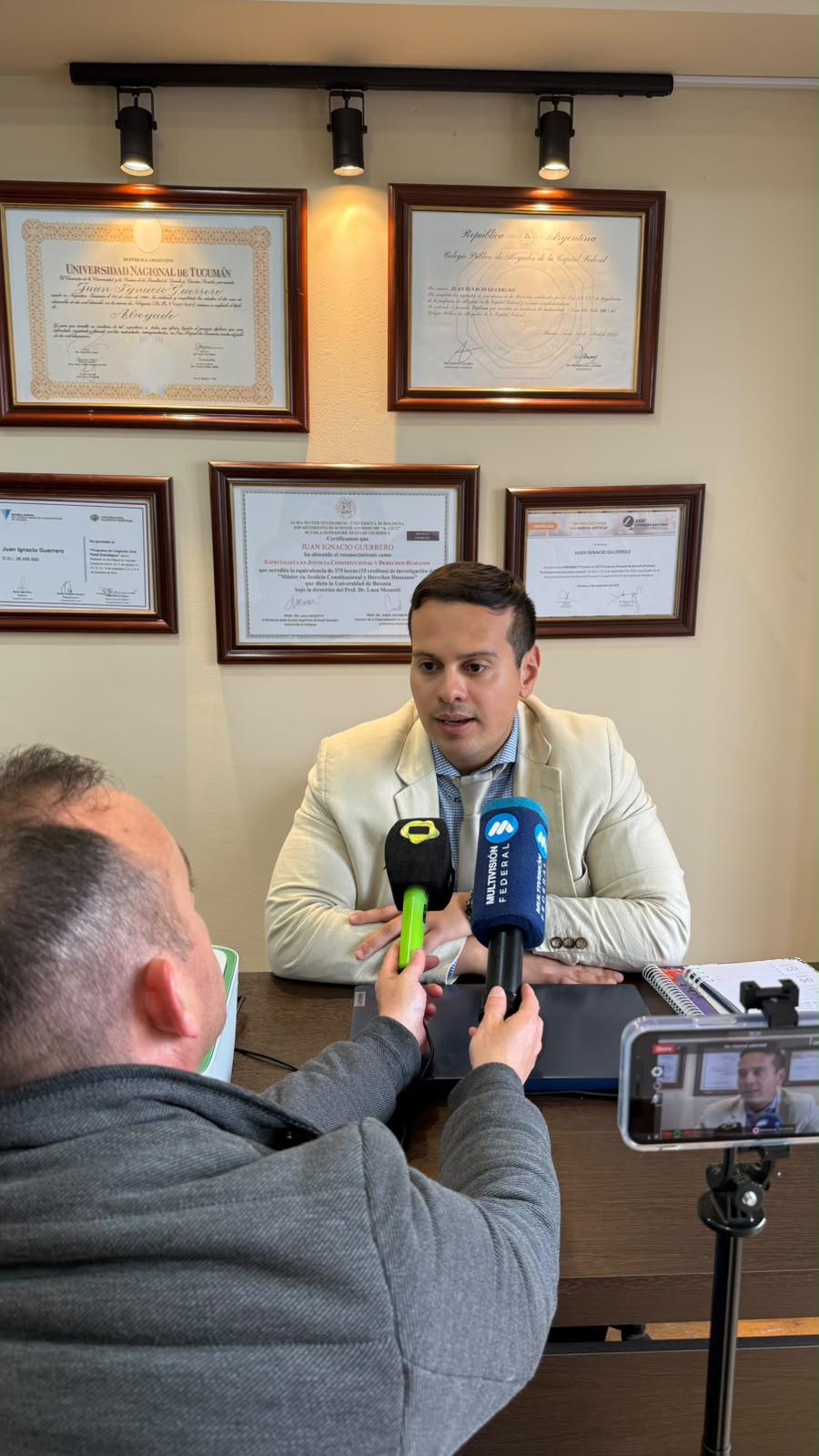 Juan Guerrero respondiendo preguntas de la prensa en el estudio juridico