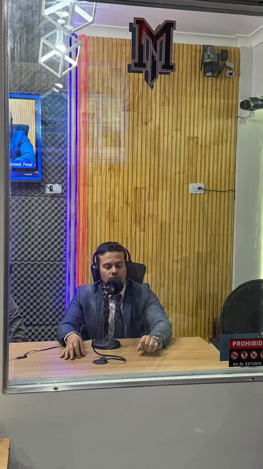 Juan Guerrero al aire en un estudio de radio
