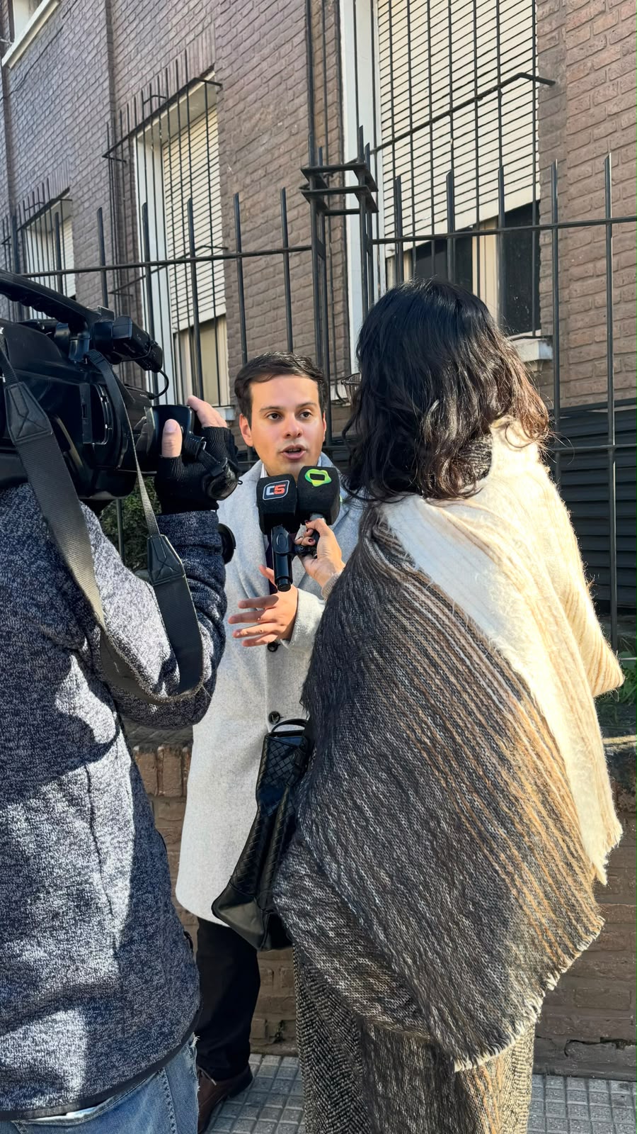 Juan Guerrero dando una nota a camara a la salida de una audiencia