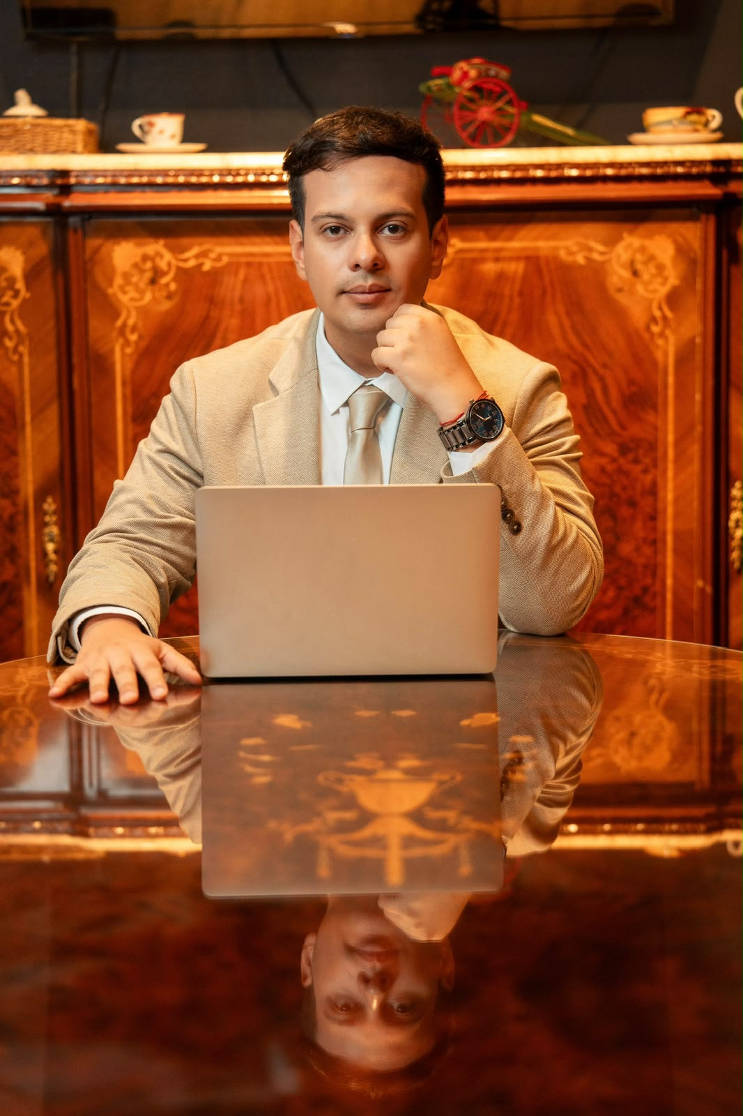 Juan Guerrero trabajando en la sala de reuniones del estudio