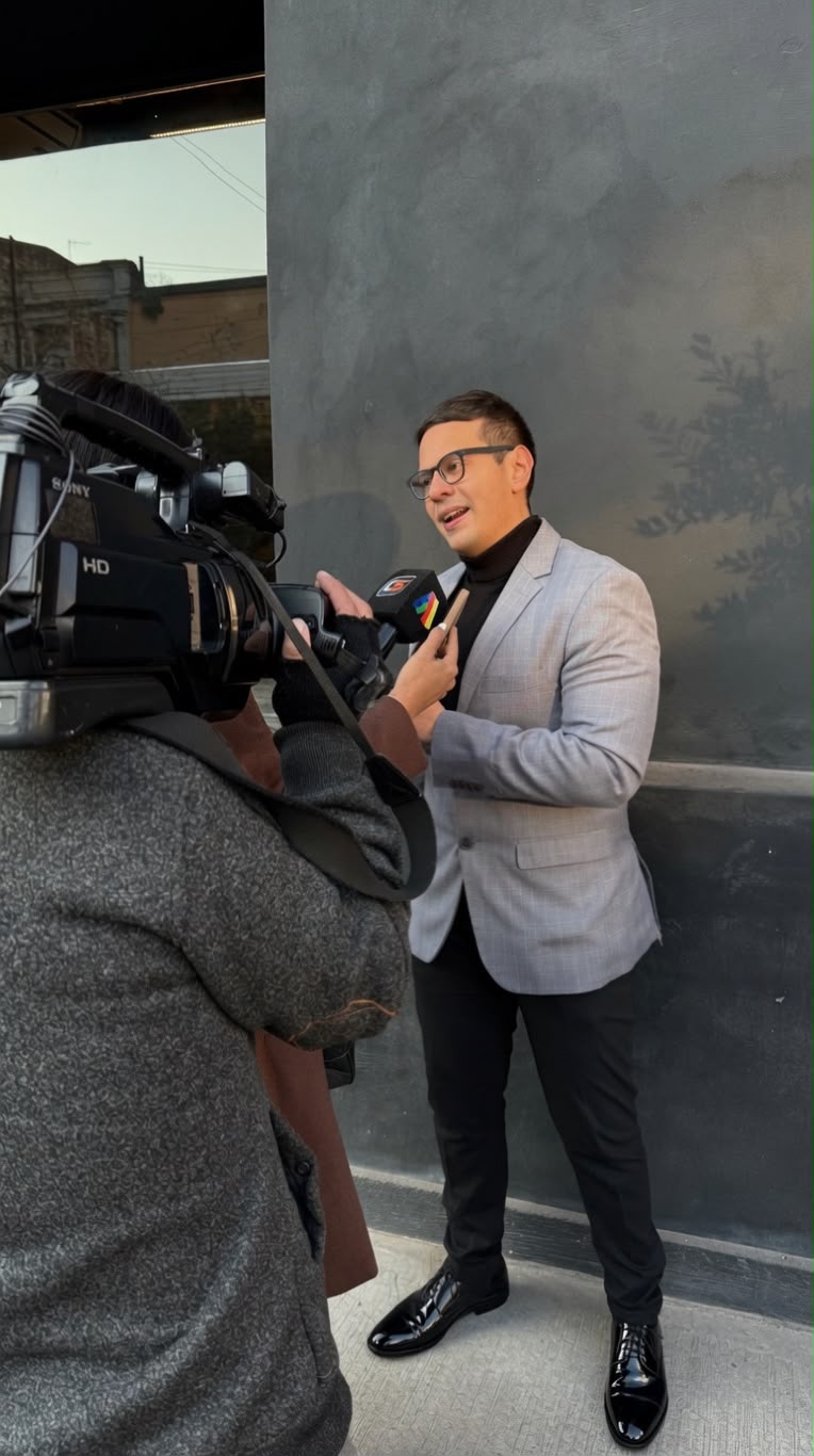Camarografo grabando una entrevista al Dr. Juan Guerrero
