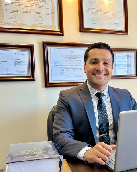 El Dr. Pedro Juli&aacute;n Guerrero en el estudio